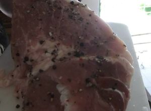 Una foto de Pierna de cerdo a las tres pimientas y pulque