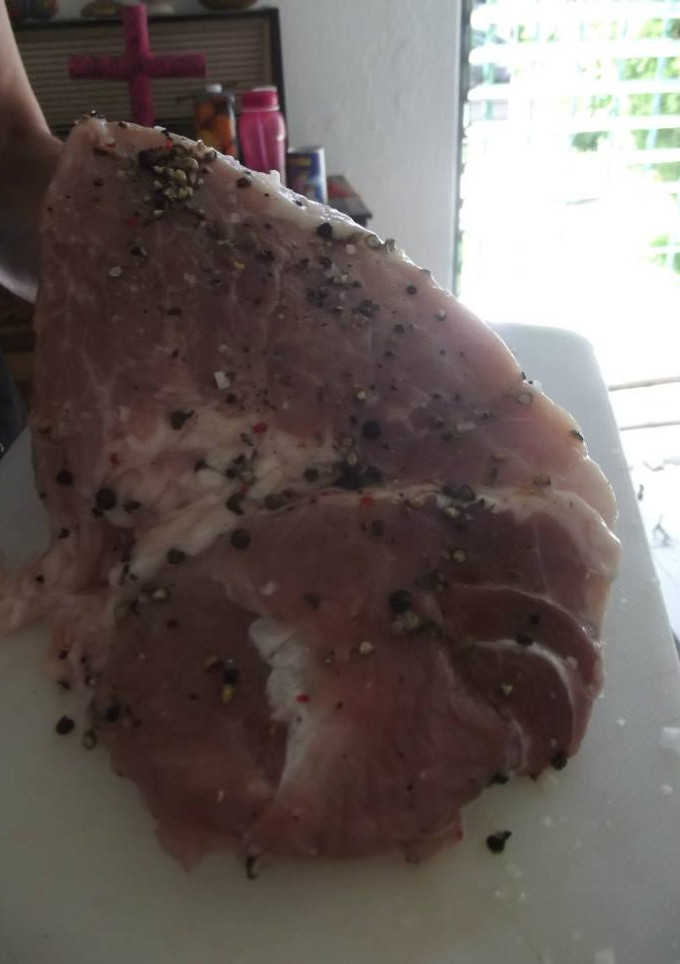 Una foto de Pierna de cerdo a las tres pimientas y pulque