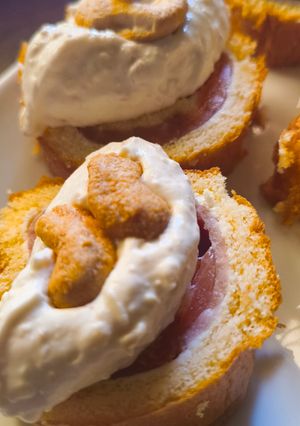 Una foto de Rollo de Bizcocho con Salmón Ahumado y Crema de Gamoneu