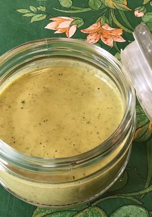 Une photo de Sauce salade au pesto de fanes de radis