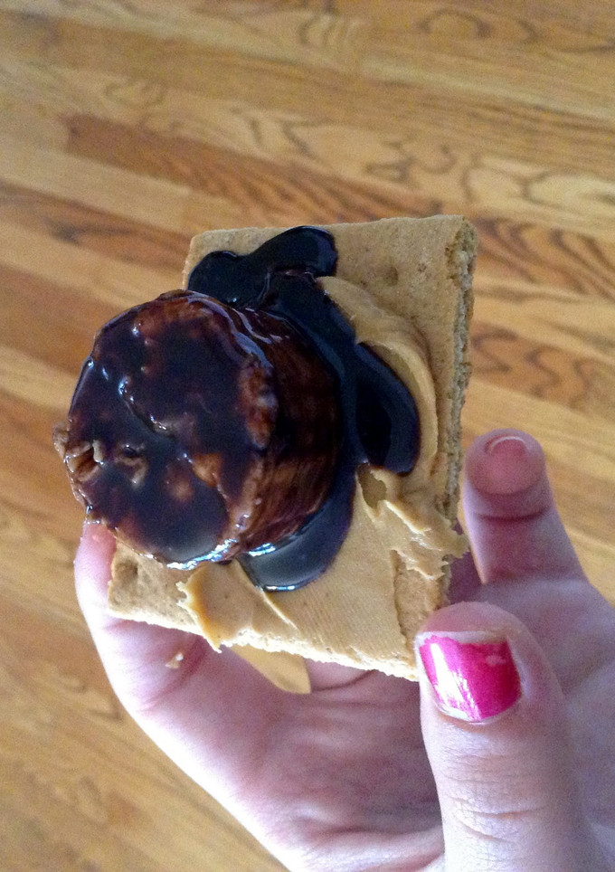 A picture of Banana And Graham Crackers.
