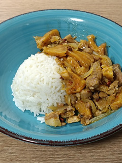 Una foto de Wok de lomo de cerdo con piña en salsa de cítricos al achiote