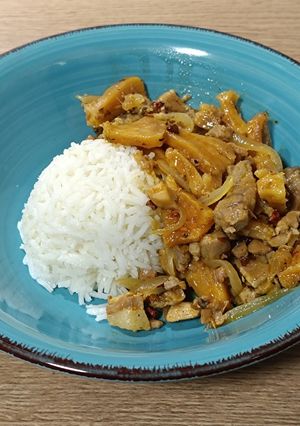 Una foto de Wok de lomo de cerdo con piña en salsa de cítricos al achiote