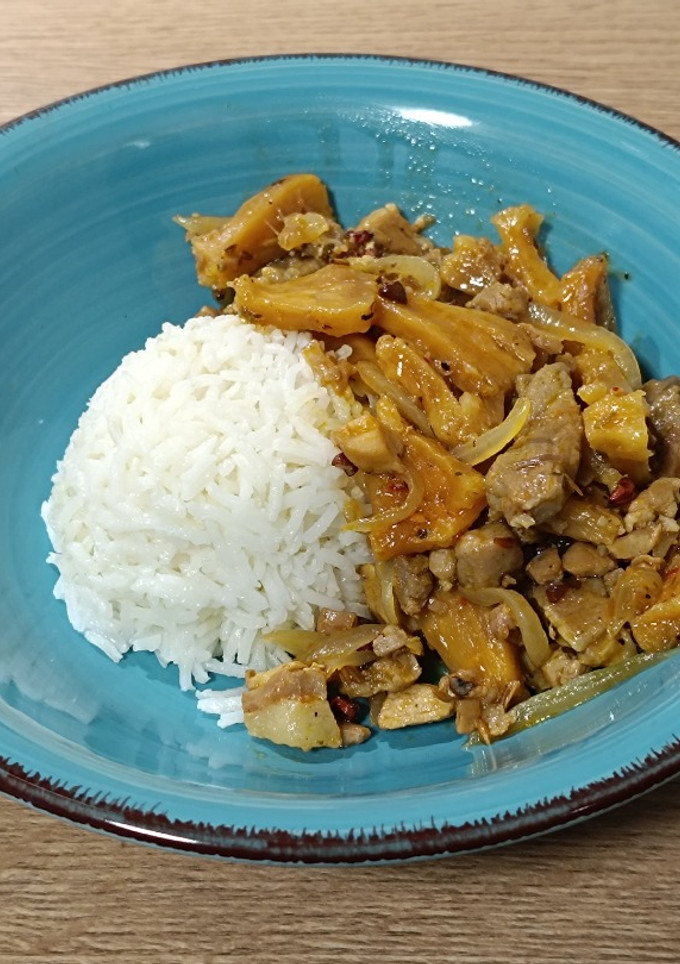 Una foto de Wok de lomo de cerdo con piña en salsa de cítricos al achiote