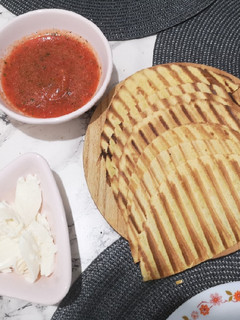 Una foto de Tentempié rápido con mozzarella y tomate
