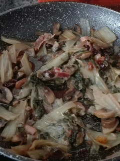 Una foto de Acelgas con champiñón, queso, jamón y pasas