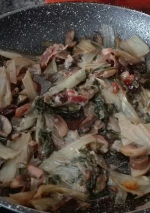 Una foto de Acelgas con champiñón, queso, jamón y pasas