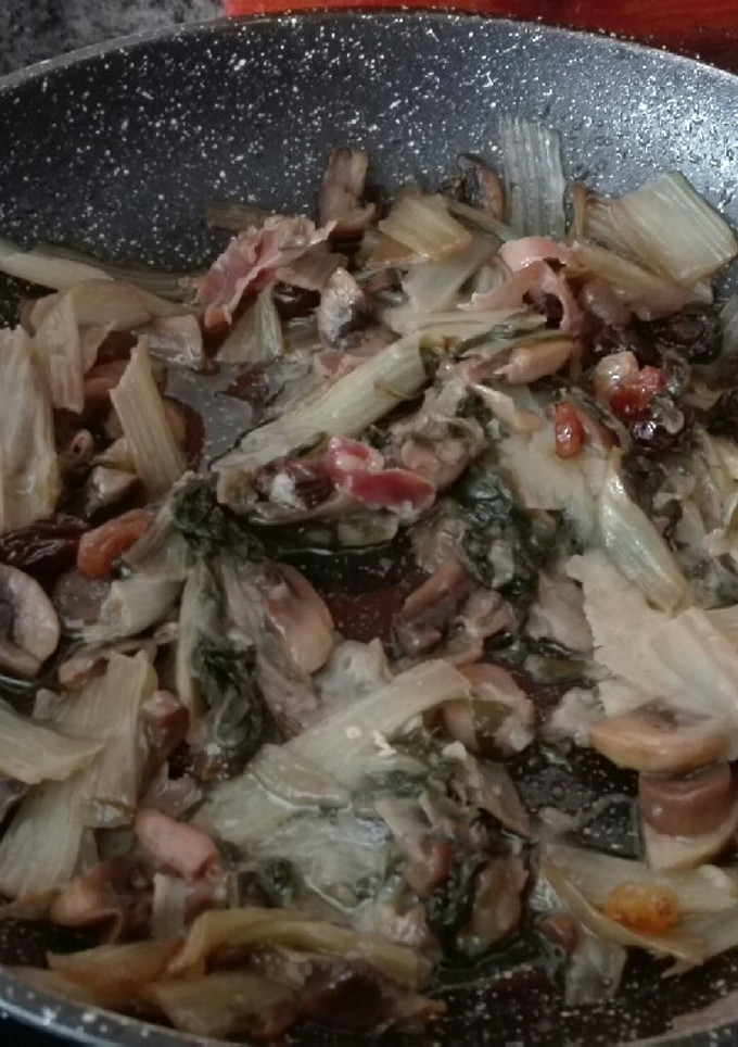 Una foto de Acelgas con champiñón, queso, jamón y pasas