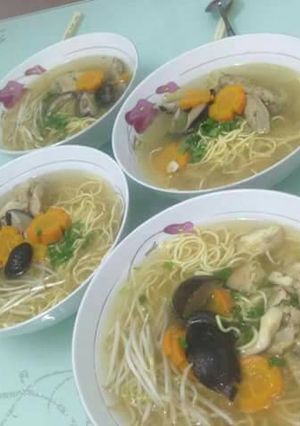 Hình của món Mỳ gà nấu nấm.