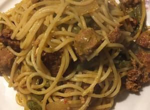 Una foto de Spaghetti con chorizo y nopales