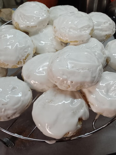 Una foto de Galletitas de Coco y Limón con Glaseado