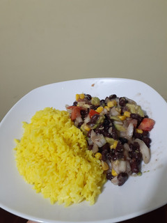 Una foto de Ensalada de porotos negros y arroz con cúrcuma