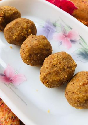 घी के मावे के लड्डू (ghee ke mewe ke ladoo recipe in Hindi) रेसिपी मुख्य फोटो