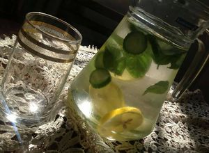 صورة لوصفة ديتوكس الليمون (شراب الماء المنعش) 🍋🌿💦