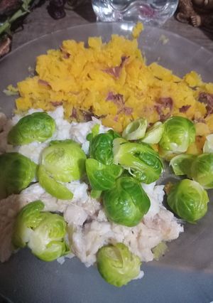 Una foto de Pescado.Brótola.Puré de Batata y Repollito de Bruselas