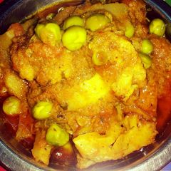 A picture of Aloo matar gobhi.