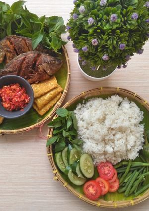 Foto resep Lalapan liwetan komplit spesial weekend