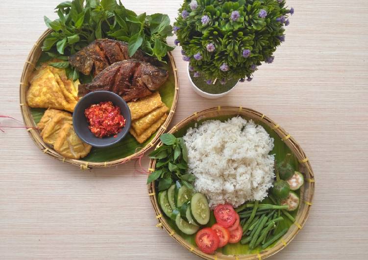 makanan Lalapan liwetan komplit spesial weekend yang Sempurna