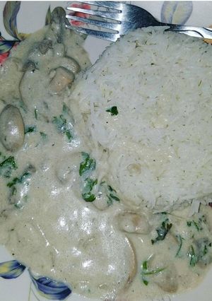 A picture of Creamy mushrooms with garlic Rice.