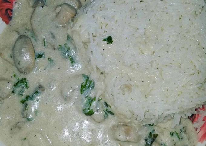 Creamy mushrooms with garlic Rice