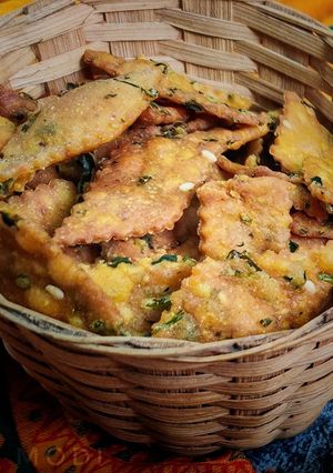 મેથી ના શક્કરપારા (Methi Shakkarpara Recipe In Gujarati) રેસીપી મુખ્ય ફોટો
