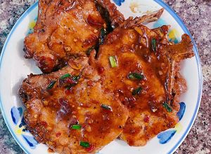 Hình của món Sườn cốt lết rim.