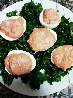Una foto de Huevos rellenos con col kale