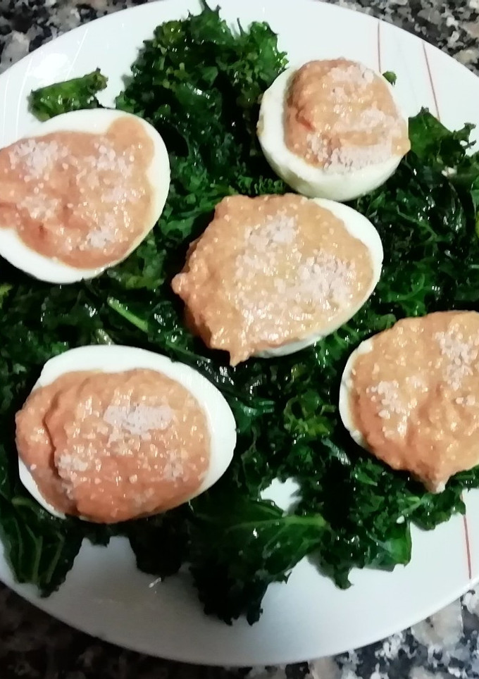 Una foto de Huevos rellenos con col kale