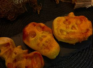 Una foto de Mini pizzas monstruosas (Mini calzone) - Adviento Halloween
