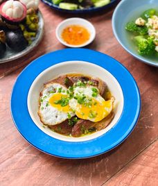 thịt đùi heo kho trứng