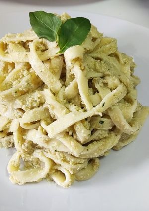 Una foto de Fettuccini con pesto de alcachofa