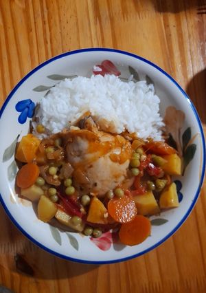 Una foto de Estofado de pollo con vino blanco