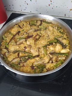 Una foto de Arroz con pollo, shiitake y trigueros