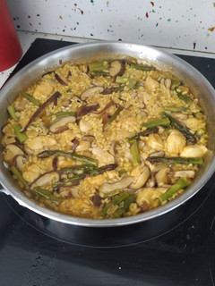 Una foto de Arroz con pollo, shiitake y trigueros