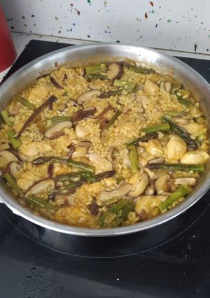 Una foto de Arroz con pollo, shiitake y trigueros