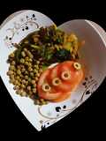 Salteado de vegetales con cúrcuma y topping mediterráneo
