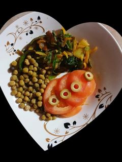 Una foto de Salteado de vegetales con cúrcuma y topping mediterráneo
