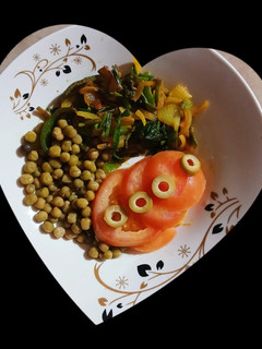 Una foto de Salteado de vegetales con cúrcuma y topping mediterráneo