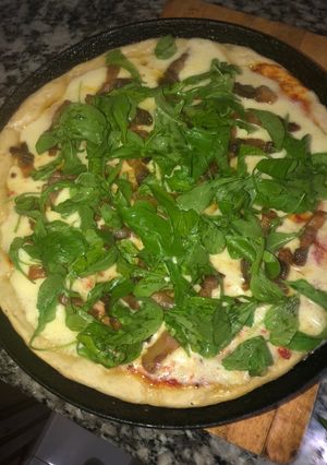Una foto de Pizzas con panceta y rúcula!!🍺🍺