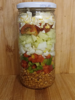 Una foto de Ensalada de lentejas en tarro