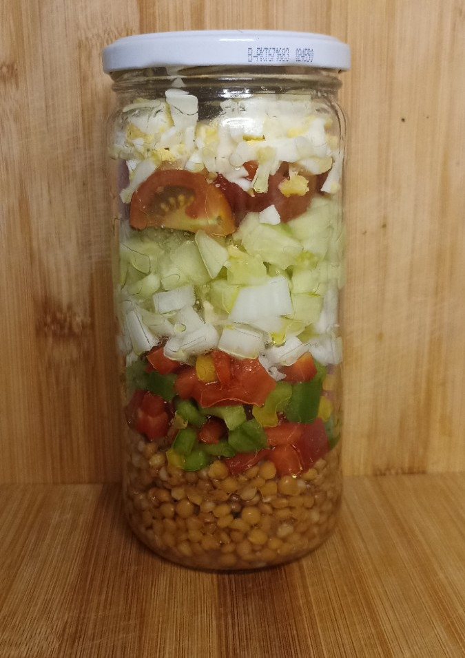 Una foto de Ensalada de lentejas en tarro