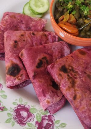 बीट रूट ची चपाती(हेल्दी) (beetroot chi chapati recipe in marathi) रेसिपी चे मुख्य फोटो 