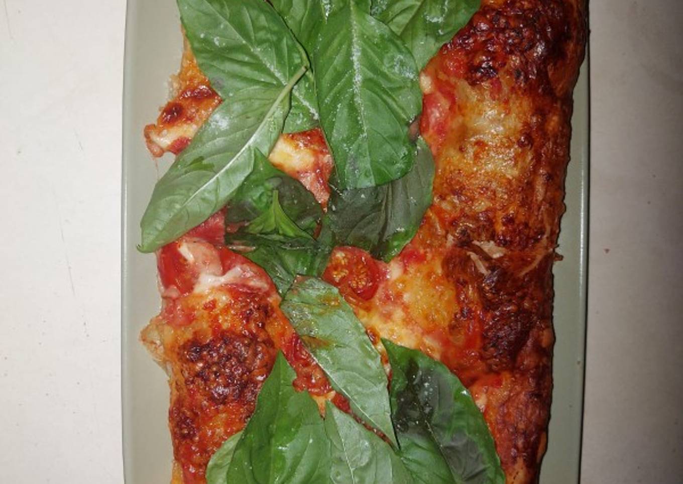 Coca de hojaldre de albahaca, cherry y mozzarella
