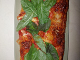 Coca de hojaldre de albahaca, cherry y mozzarella