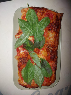 Una foto de Coca de hojaldre de albahaca, cherry y mozzarella