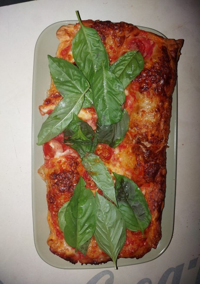 Una foto de Coca de hojaldre de albahaca, cherry y mozzarella