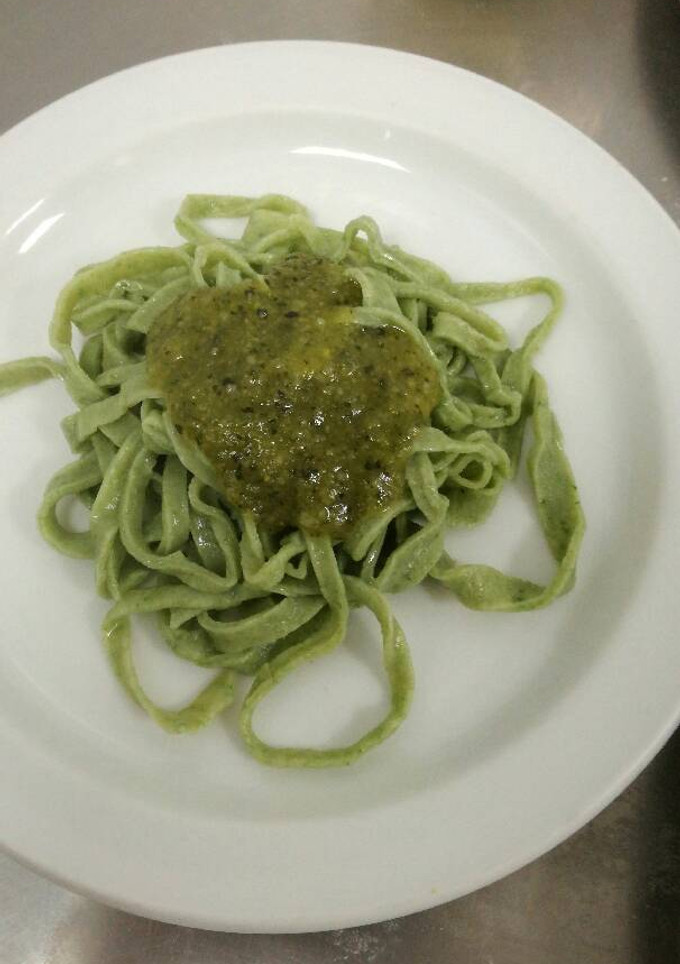 Una foto de Pasta fresca de acelgas con pesto
