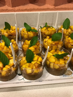Una foto de Vasitos de palosanto con chía y fruta cortada