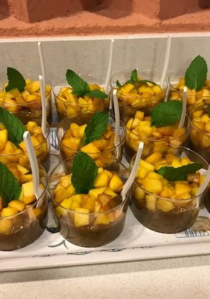Una foto de Vasitos de palosanto con chía y fruta cortada