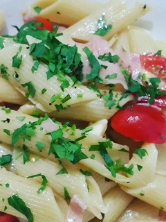 Una foto de Ensalada de pasta, jamón, queso y tomate